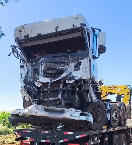 Acidente entre carretas deixa ferido na BR-364 em Jataí