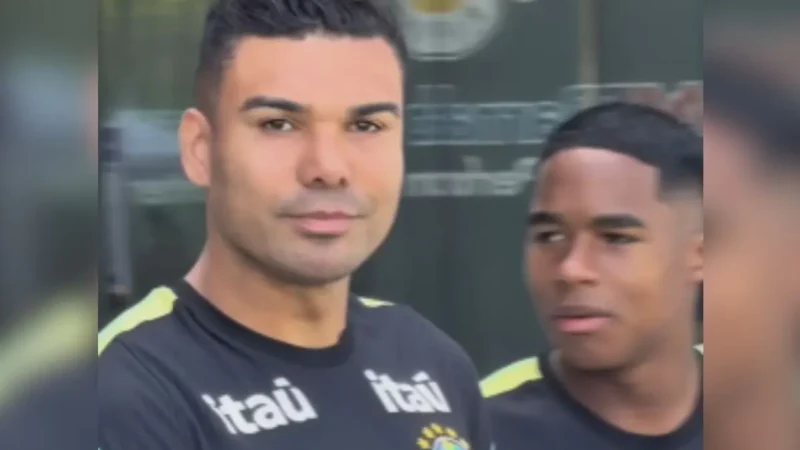 Após entrada dura em treino, Casemiro e Endrick conversam