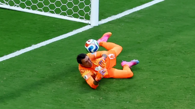 Bielsa troca goleiro no intervalo