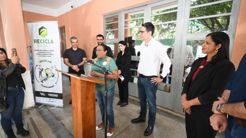Bom Jardim recebe caminhão do programa estadual Recicla Goiás
