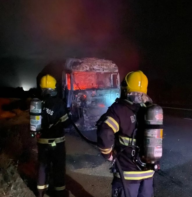 Caminhão carregado com soja pega fogo na BR-158, em Caiapônia