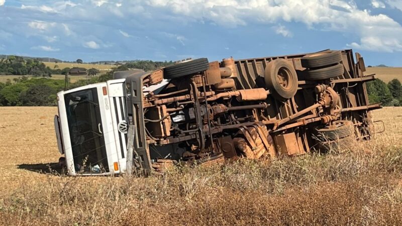 Caminhão tomba na GO-221 entre Palestina de Goiás e Caiapônia