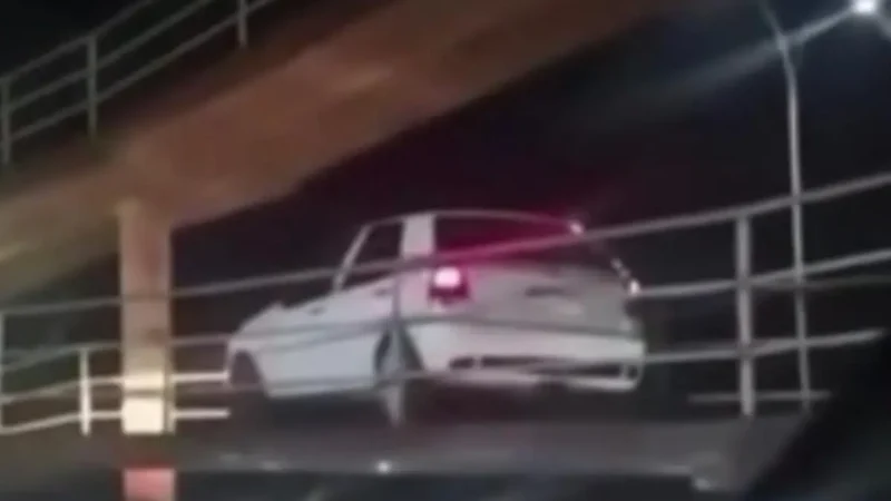 Carro é flagrado ao passar por passarela de pedestres na BR-060, em Acreúna