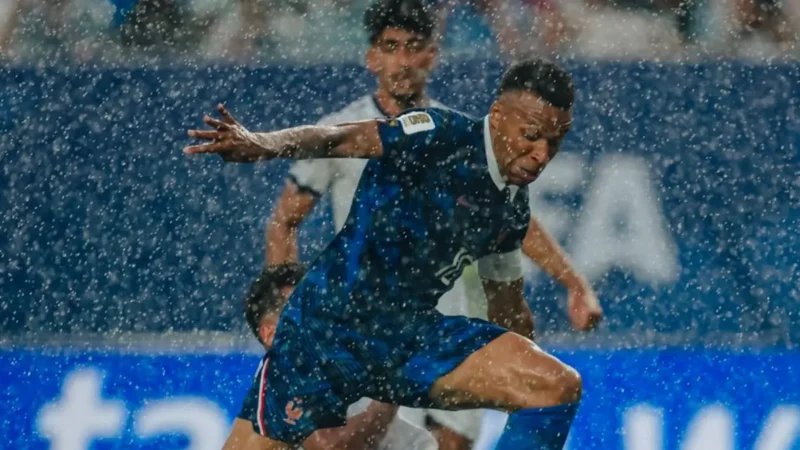 Chuva interrompe França x Iraque; franceses vencem por 1 a 0, e partida será retomada às 20h50