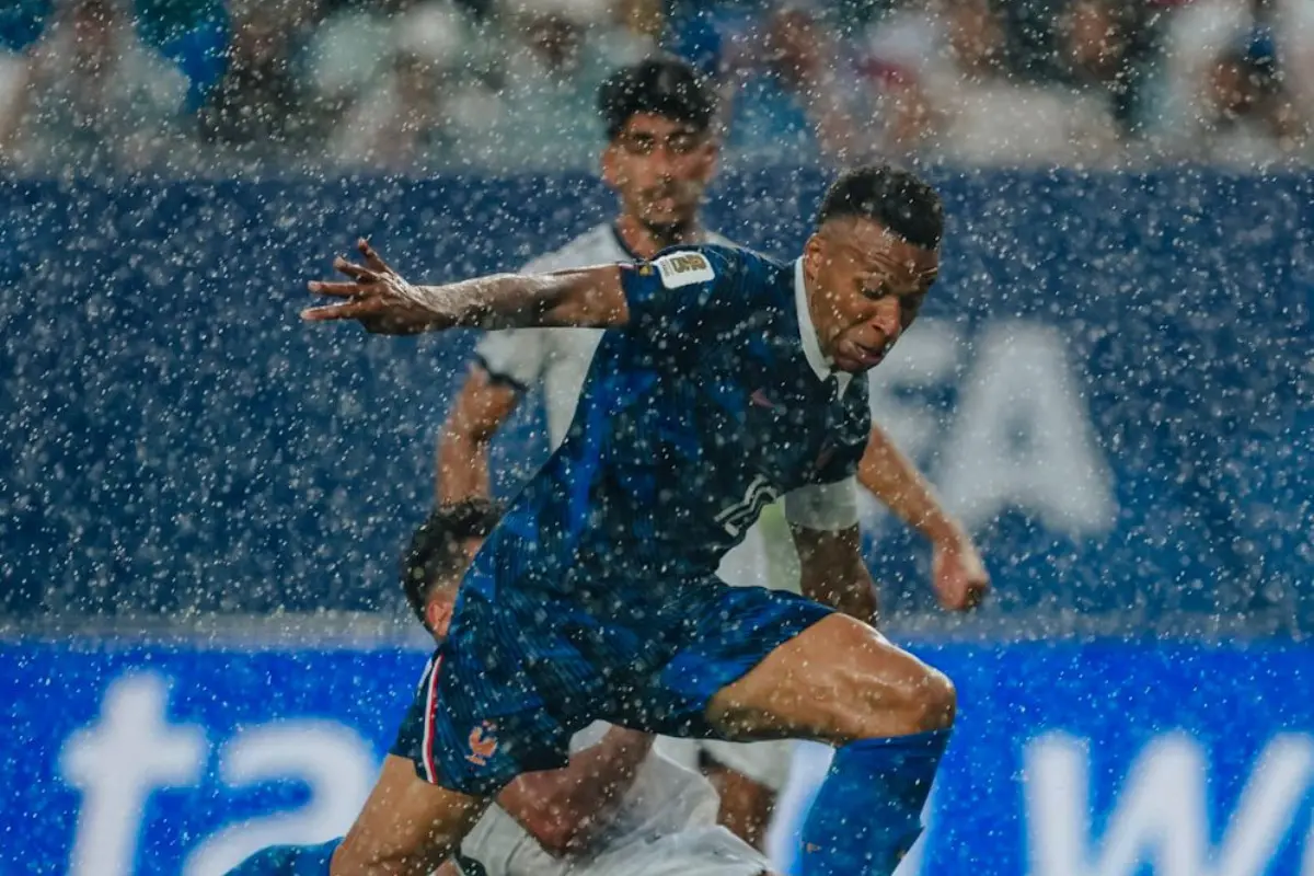 Chuva interrompe França x Iraque; franceses vencem por 1 a 0, e partida será retomada às 20h50