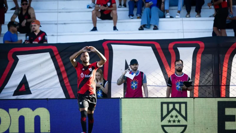 Coutinho decide e Atlético vence a Ponte Preta no Accioly