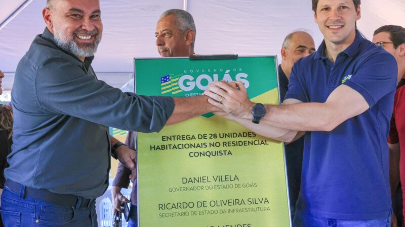Daniel Vilela entrega 75 casas a famílias de duas cidades