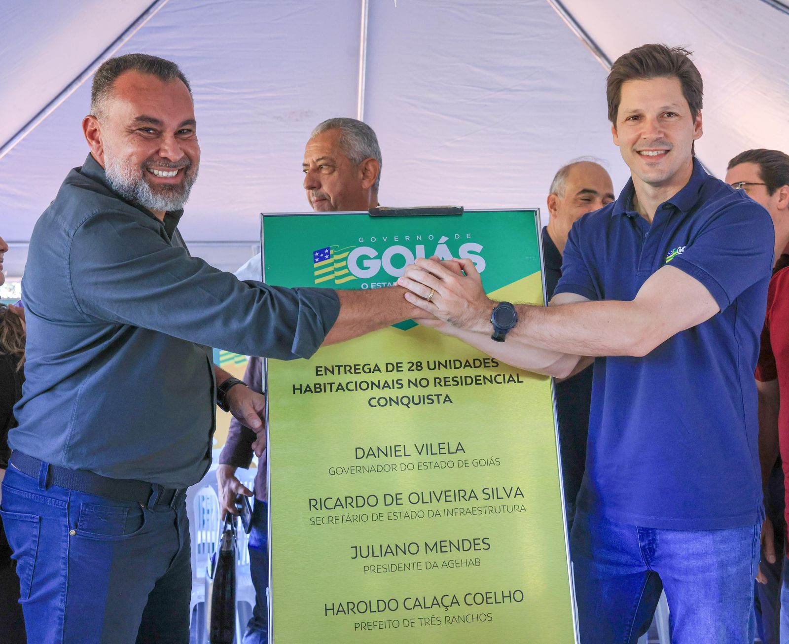 Daniel Vilela entrega 75 casas a famílias de duas cidades