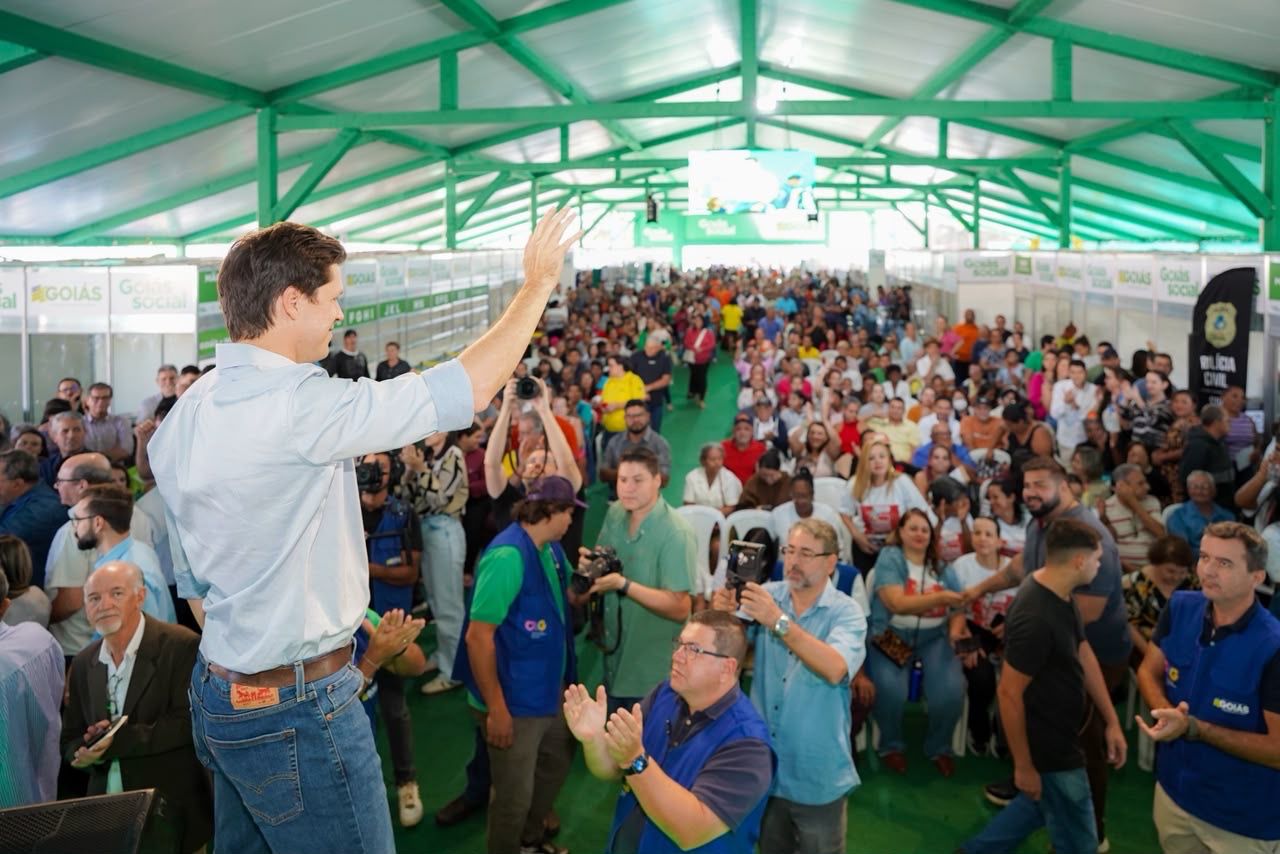 Daniel Vilela inaugura asfalto e leva ações sociais a Itumbiara