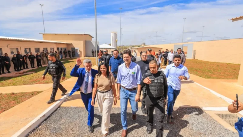 Daniel Vilela percorre 26 cidades com entregas de obras, moradias e ações sociais em maio