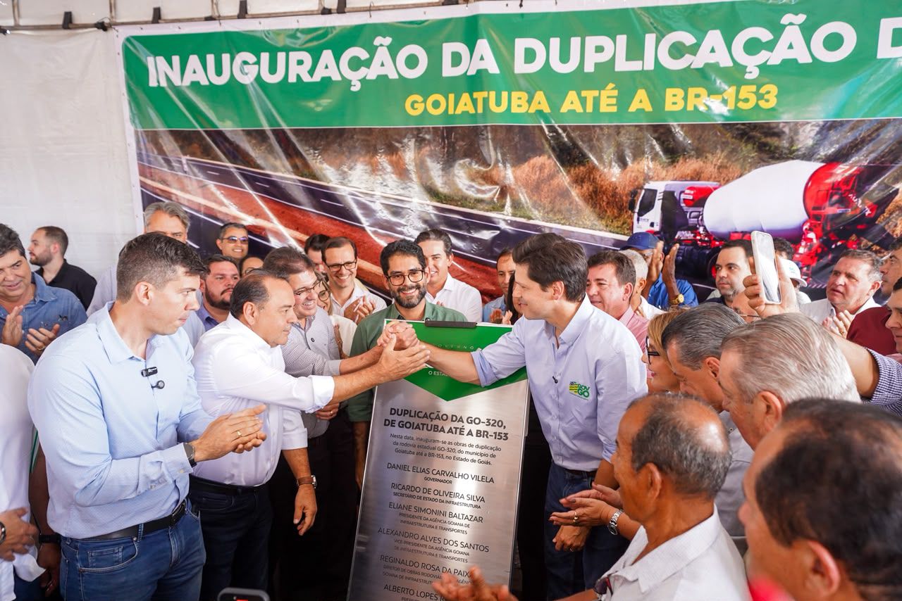 Daniel entrega GO-320 e destaca padrão das rodovias