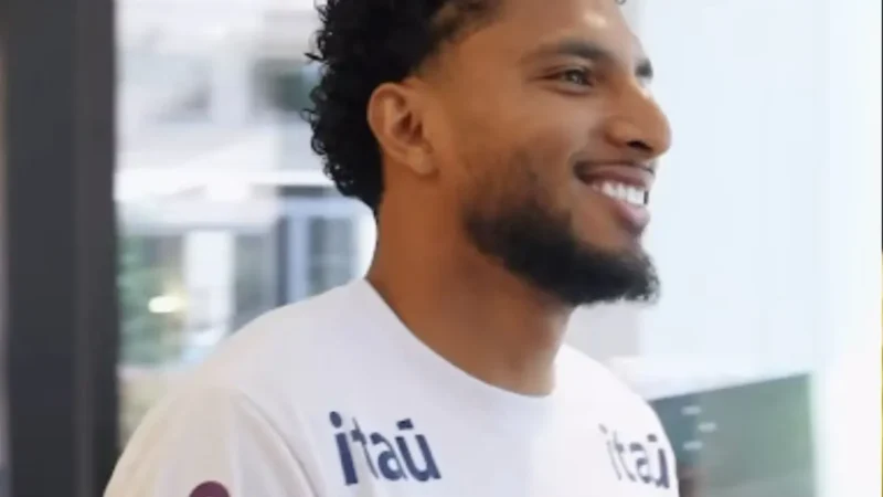 Éderson se apresenta à seleção e cumprimenta colegas; assista
