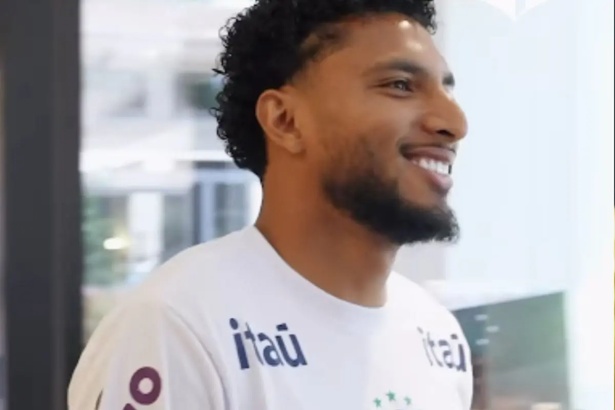 Éderson se apresenta à seleção e cumprimenta colegas; assista