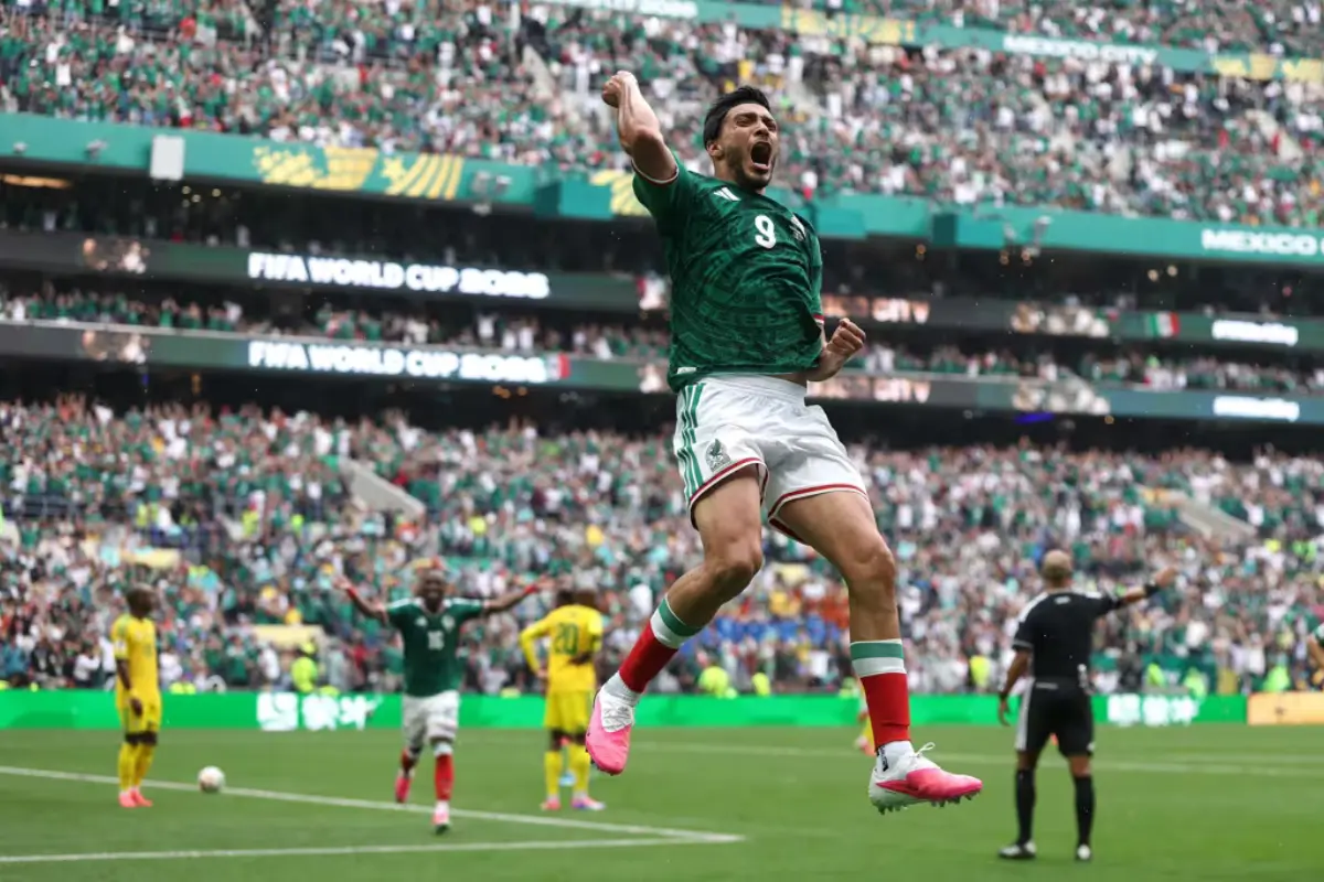 Em jogo com três expulsões, México vence 1º partida da Copa