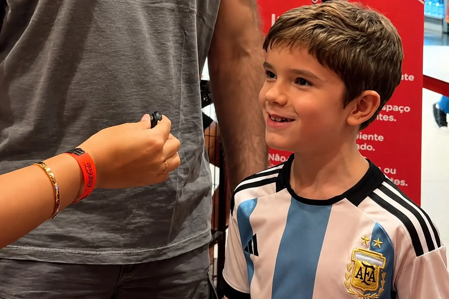 Fã de Messi, menino diz que torceria pela Argentina até contra o Brasil