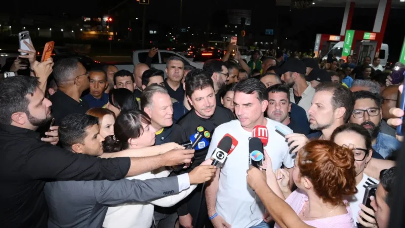 Flávio Bolsonaro diz que Michelle é “página virada” durante agenda na Romaria de Trindade