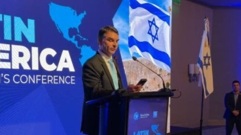 Em discurso em espanhol na Argentina, Flávio Bolsonaro diz que Brasil vai se alinhar a Israel em 2027