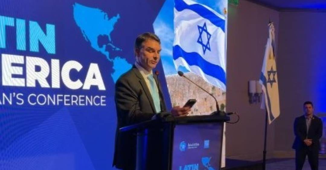 Em discurso em espanhol na Argentina, Flávio Bolsonaro diz que Brasil vai se alinhar a Israel em 2027