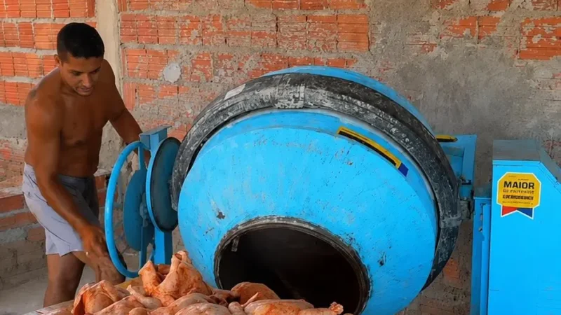 Frango temperado na betoneira vira assunto entre torcedores