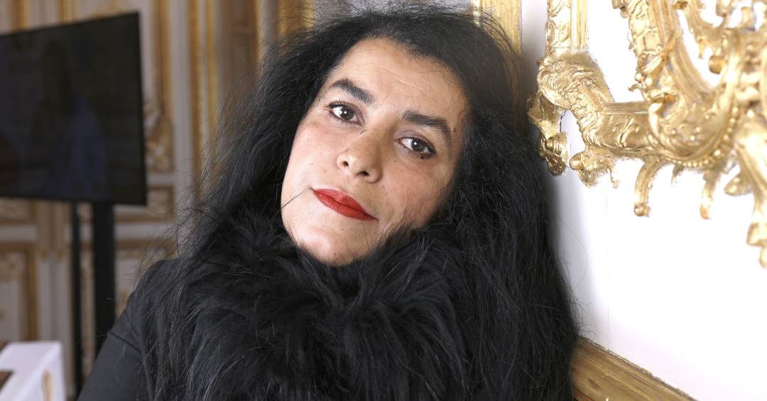 Morre premiada autora de quadrinhos iraniana, aos 56 anos