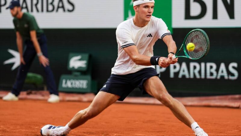Quem é Jakub Mensik, próximo adversário de João Fonseca em Roland Garros?