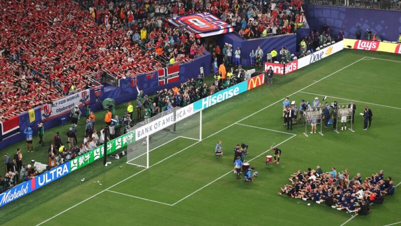 VÍDEO: jogadores da Noruega se juntam a torcida em comemoração viking