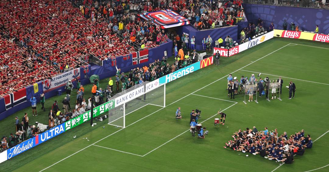 VÍDEO: jogadores da Noruega se juntam a torcida em comemoração viking