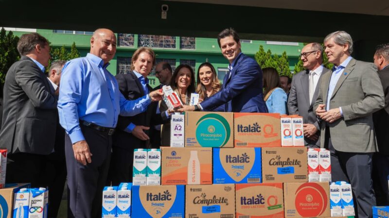 Governo de Goiás recebe 61 mil litros de leite para doação