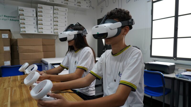Governo entrega kits de óculos de realidade virtual para 104 escolas