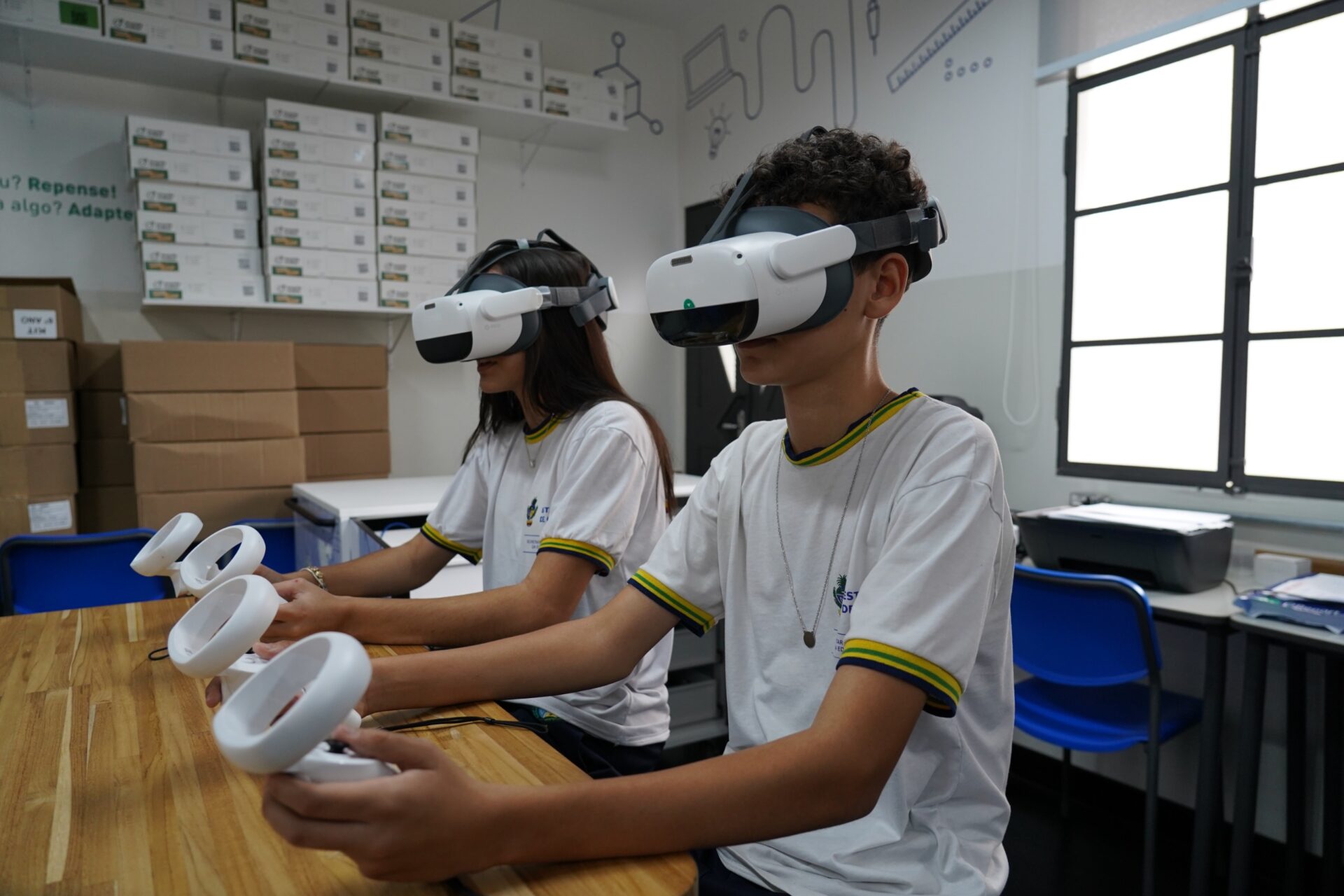 Governo entrega kits de óculos de realidade virtual para 104 escolas