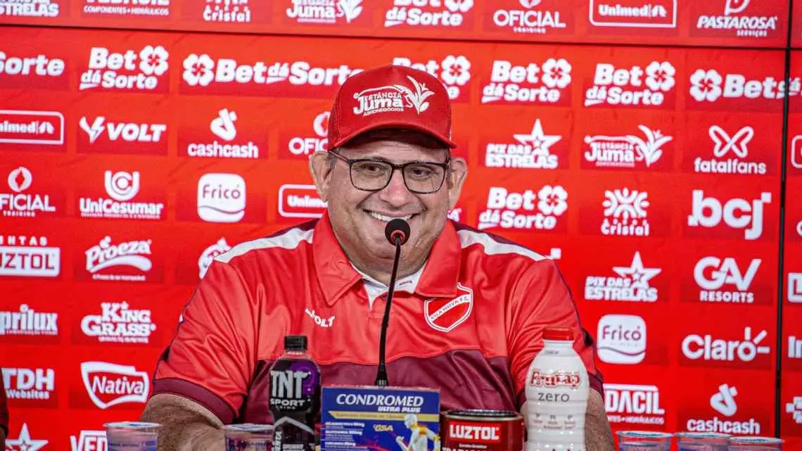 Guto Ferreira enaltece momento do líder isolado Vila Nova