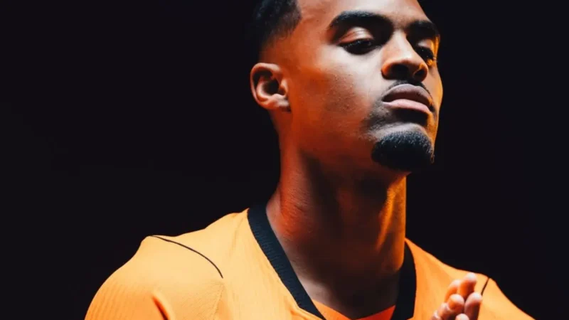 Holanda x Japão: Depay fica no banco