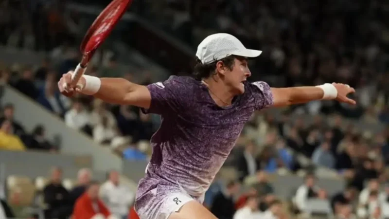 João Fonseca cai em Roland Garros após campanha heroica