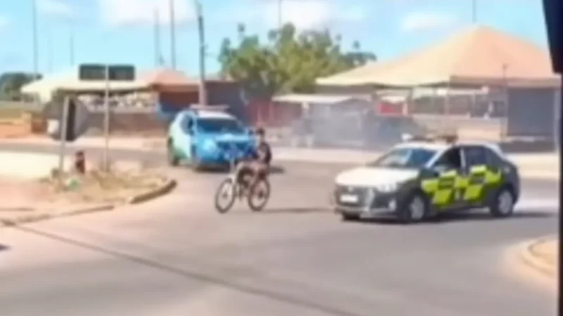 Jovem usa bicicleta elétrica e consegue fugir após perseguição da PM e da SMT, em Águas Lindas; vídeo