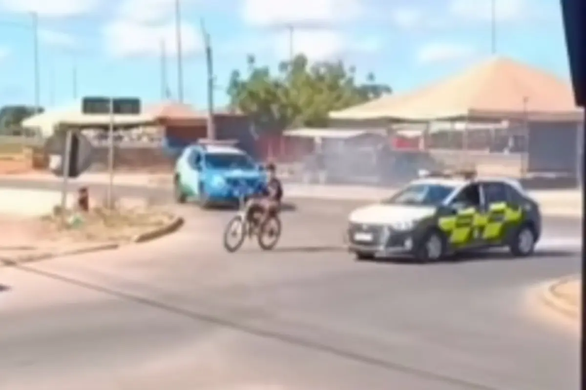 Jovem usa bicicleta elétrica e consegue fugir após perseguição da PM e da SMT, em Águas Lindas; vídeo