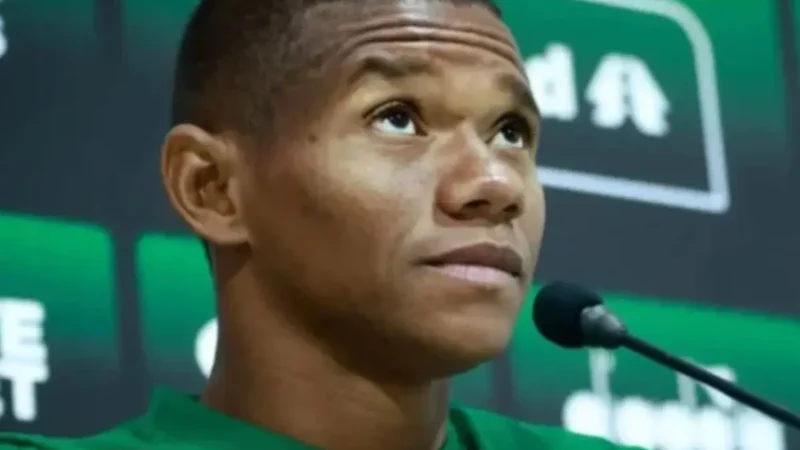 Juninho diz que Goiás pagou salário atrasado e pede parceria