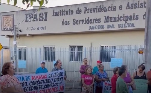 Manifestação reúne servidores municipais na porta do IPASI
