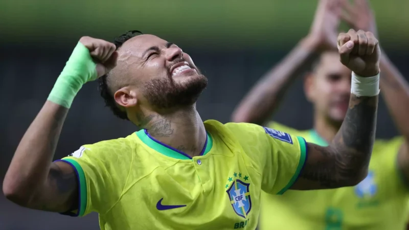 Neymar mostra chuteira com nome dos filhos