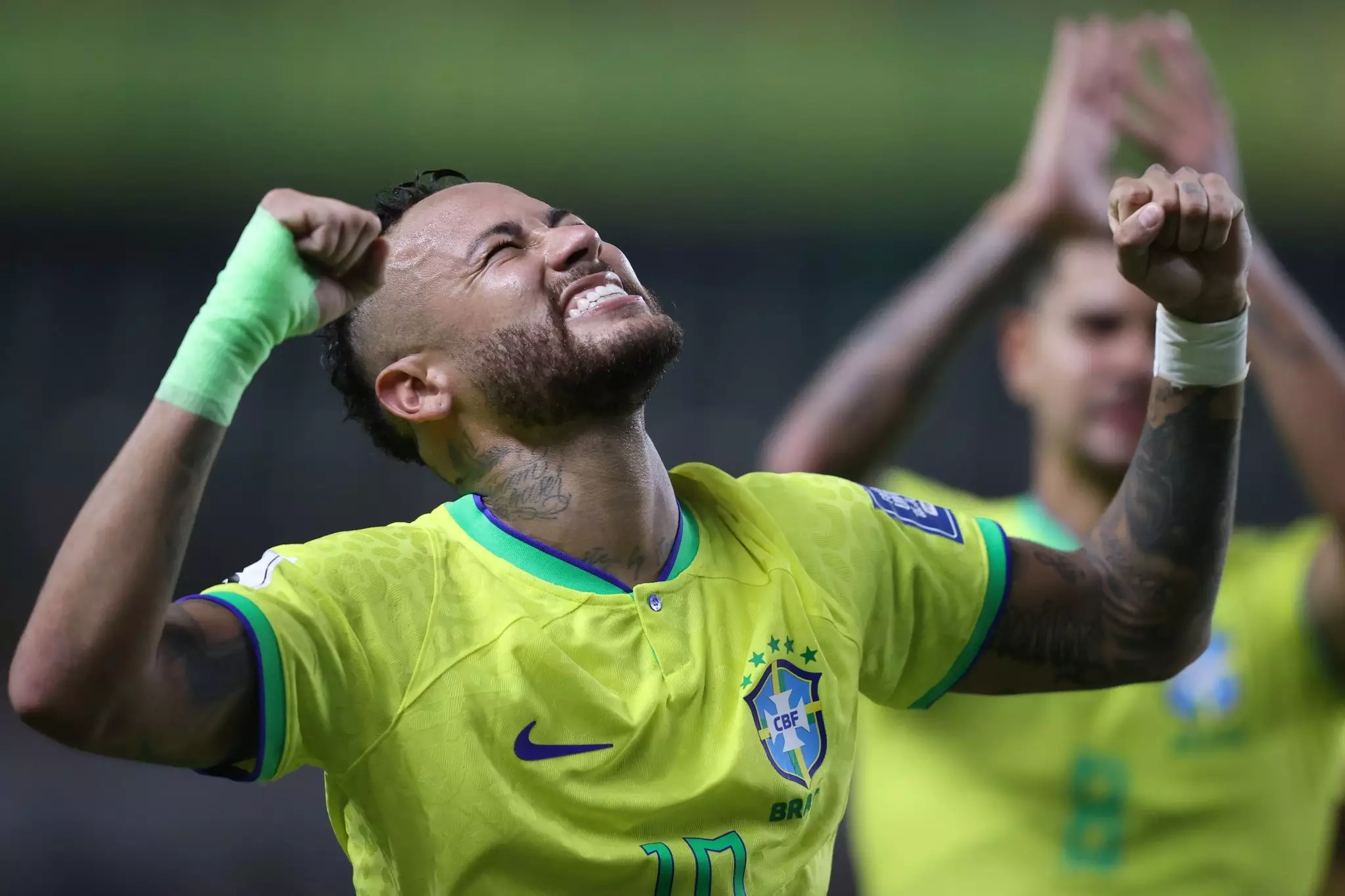 Neymar mostra chuteira com nome dos filhos