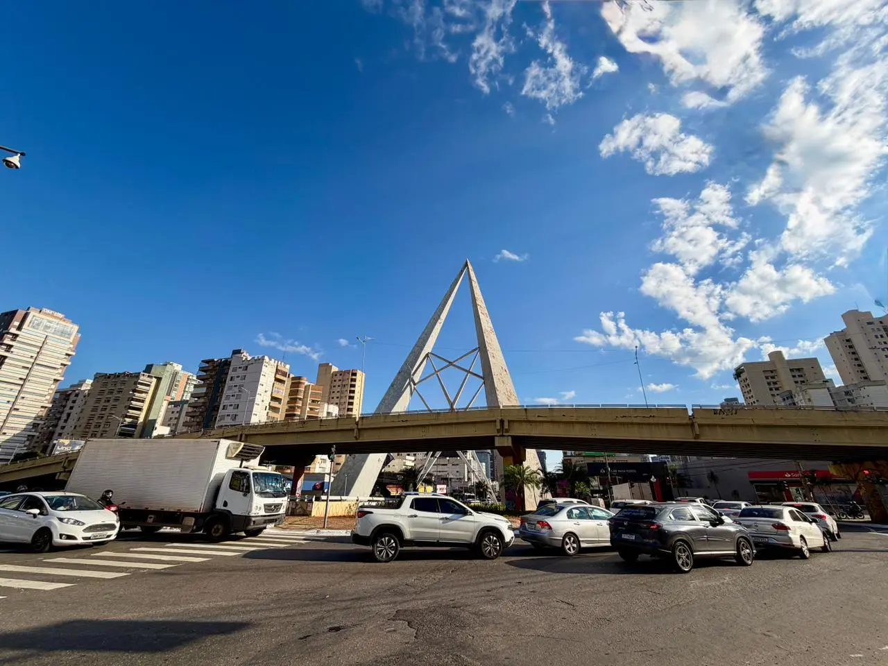 Obras no Monumento dos Dois Marcos mudam trânsito nas avenidas 85 e T-63