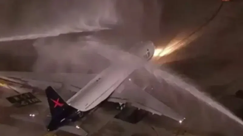 Por que bombeiros jogaram água no avião da seleção