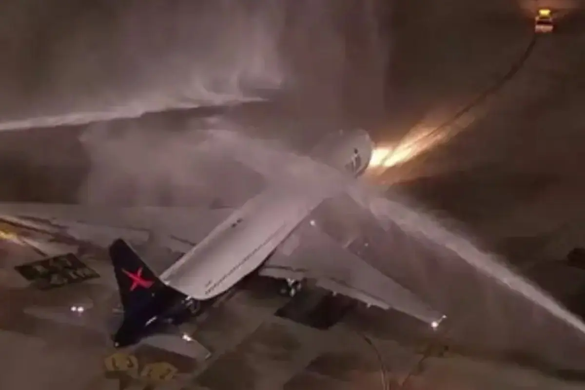 Por que bombeiros jogaram água no avião da seleção