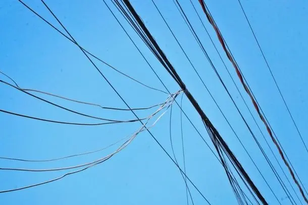 Prefeitura passará a responsabilizar empresas por fios soltos em Goiânia
