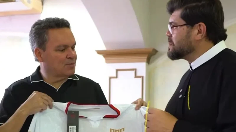 Presidente do Atlético entrega camisa a Padre de Trindade