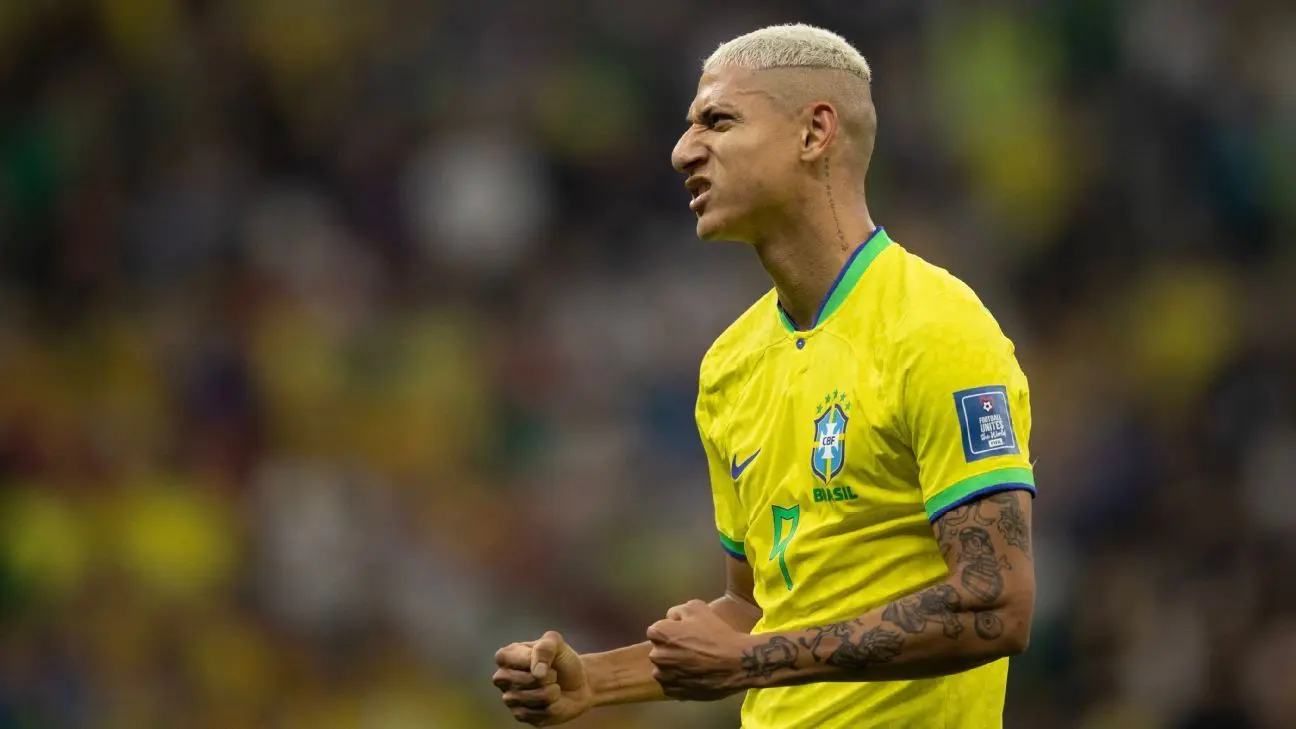 Richarlison ensina mulheres e gays a chutarem bola; vídeo