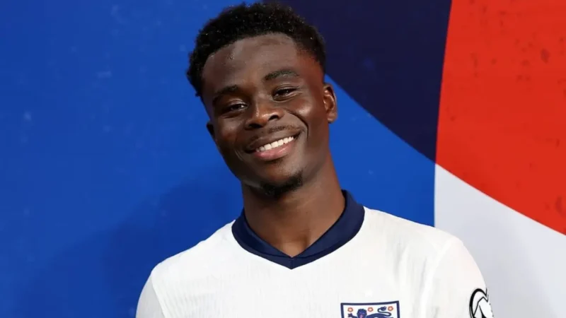 Saka treina com dores e preocupa técnico da Inglaterra