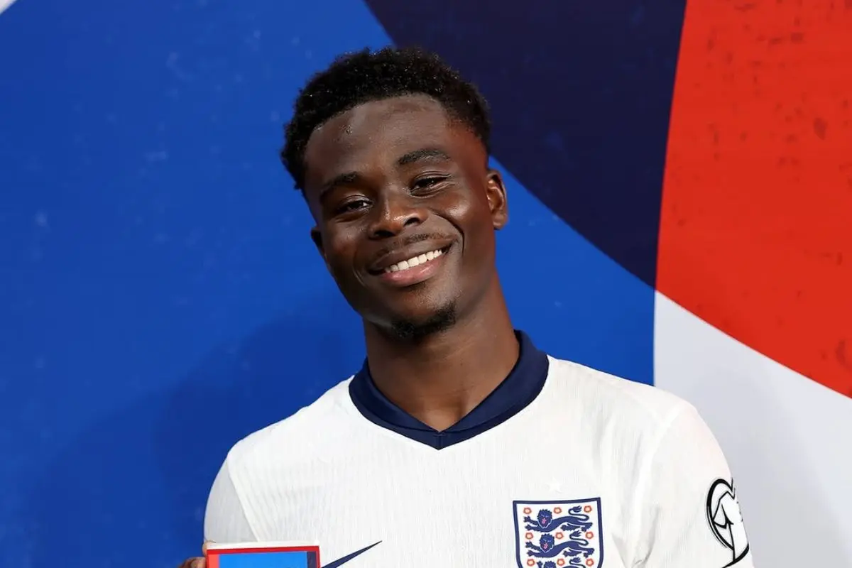 Saka treina com dores e preocupa técnico da Inglaterra