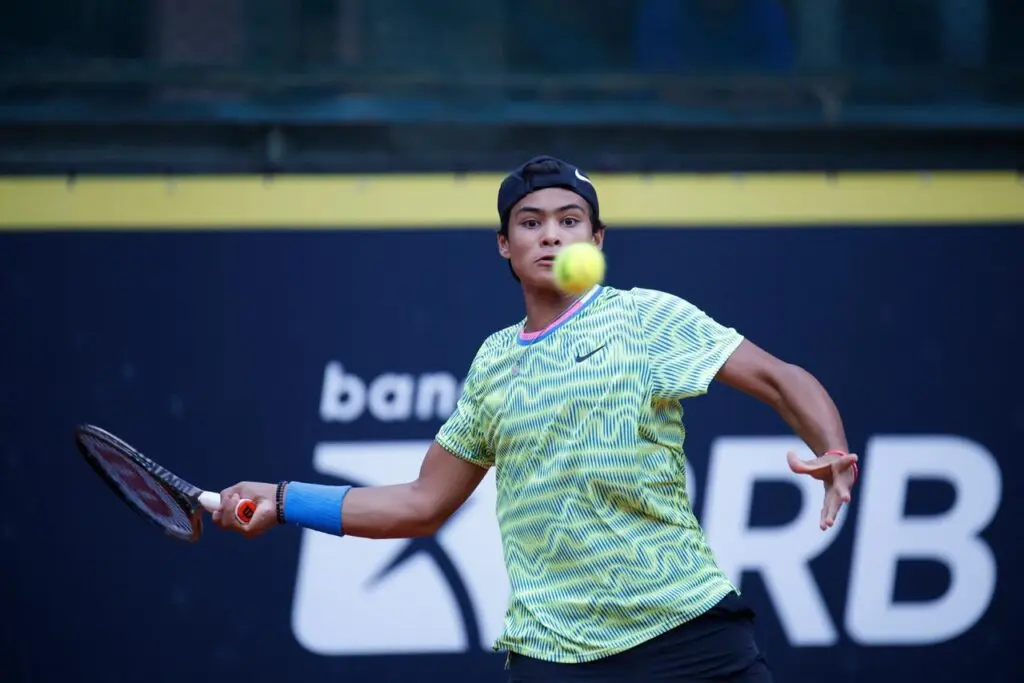Tenista de Goianésia disputa final juvenil em Roland Garros