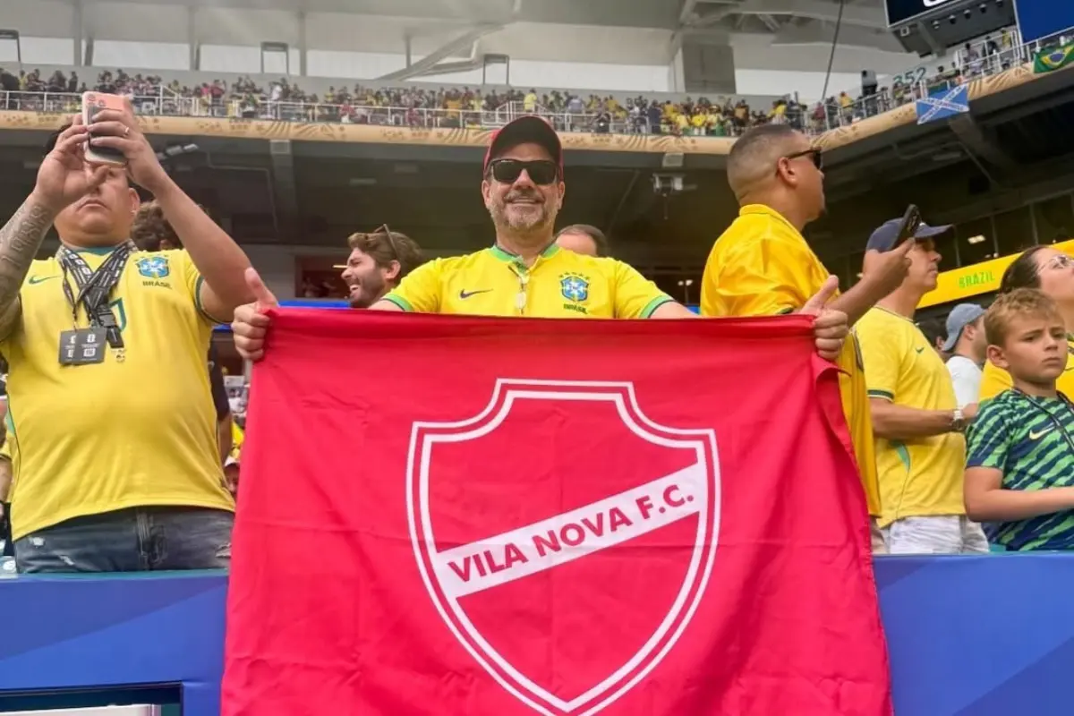 Torcedor viraliza com bandeira do Vila Nova em gol de Vini Jr.: “Foi tudo planejado”