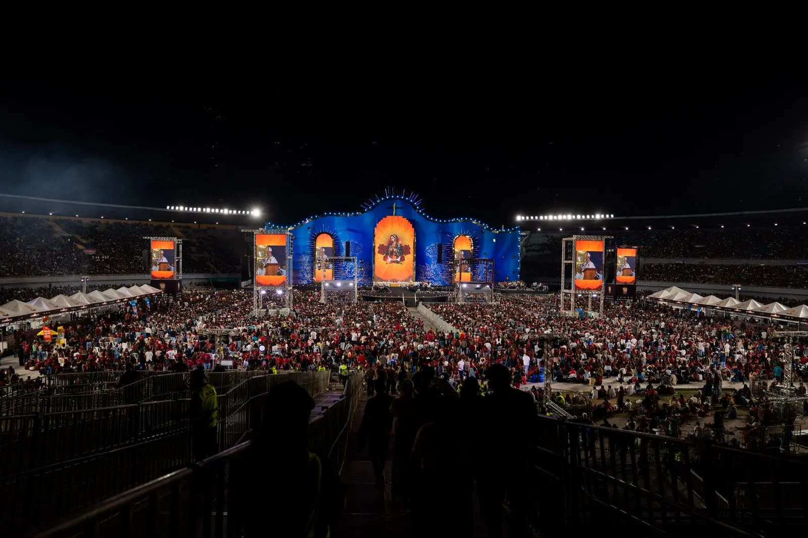 Totus Tuus 2026 montou maior palco da história do Serra Dourada